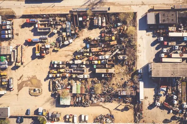 废弃和生锈的汽车的垃圾场 — 图库照片
