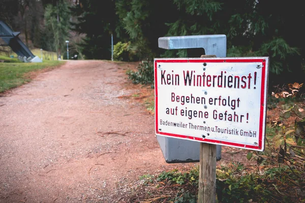 Nie Serwis Zimowy Popełniając Własne Ryzyko Znak Języku Niemieckim Parku — Zdjęcie stockowe