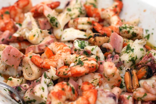 Salada Frutos Mar Rica Misturada Prato Serviço — Fotografia de Stock