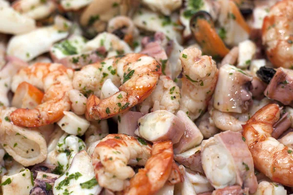 Salad Seafood Yang Kaya Dan Campur Piring Sajian — Stok Foto