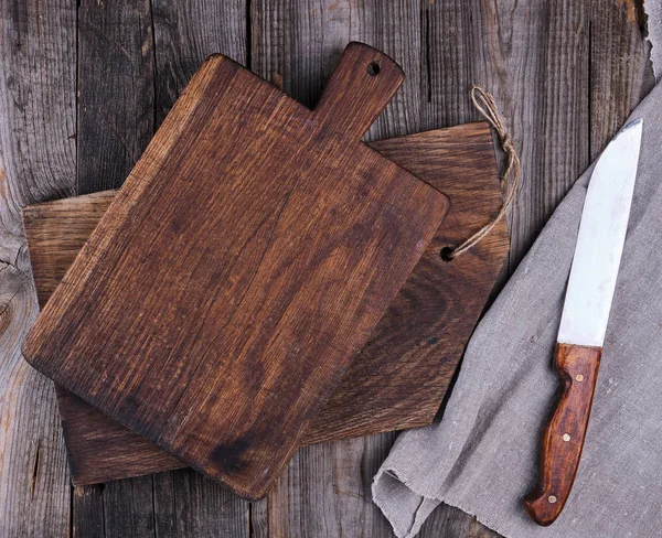 Dos Viejas Tablas Cortar Madera Cuchillo Sobre Fondo Gris Vista — Foto de Stock