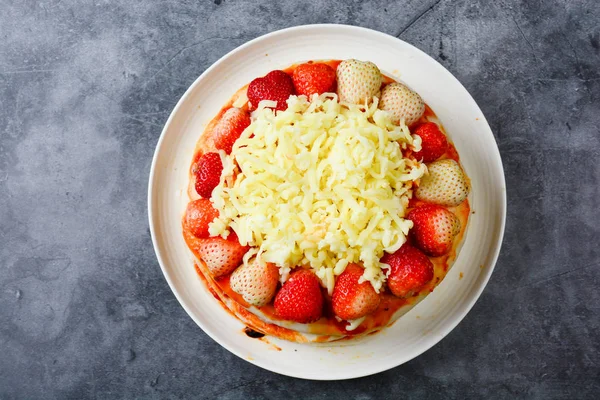 Pizza Mit Erdbeere Und Käse Süße Pizza Schicht Kuchen Pizza — Stockfoto