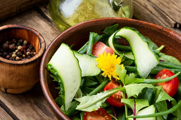 Grönsakssallad Med Färsk Sallad Frisk Vårsallad Blandad Bladsallad — Stockfoto