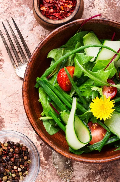 Grönsakssallad Med Färsk Sallad Frisk Vårsallad Blandad Bladsallad — Stockfoto