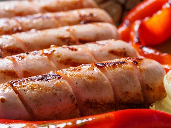 Nahaufnahme Von Hausgemachten Würstchen Grillwürste Und Gegrilltes Gemüse Kopierraum — Stockfoto