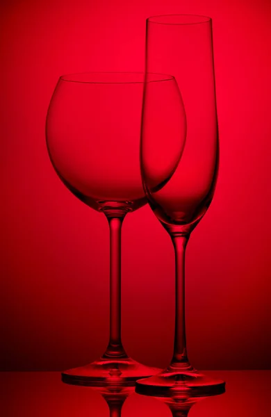 Deux Verres Vin Vides Sur Fond Rouge — Photo