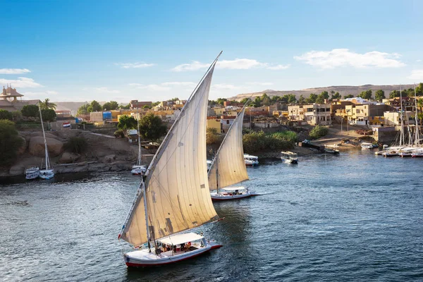 Segel Båtar Vattnet Nilen Aswan Vid Solnedgången Egypten — Stockfoto