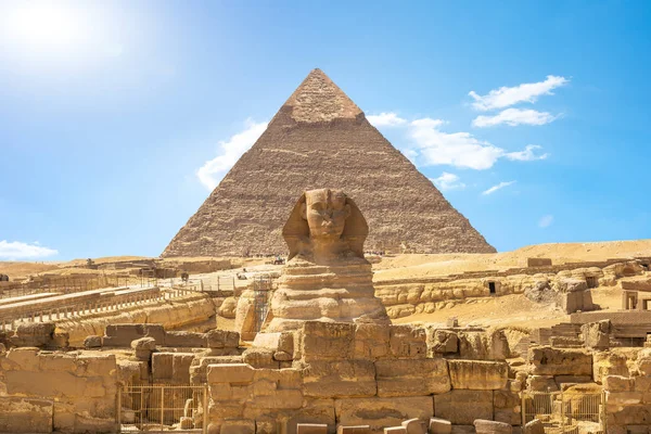 Vista Frontal Esfinge Pirámide Khafre Desierto Giza Egipto — Foto de Stock