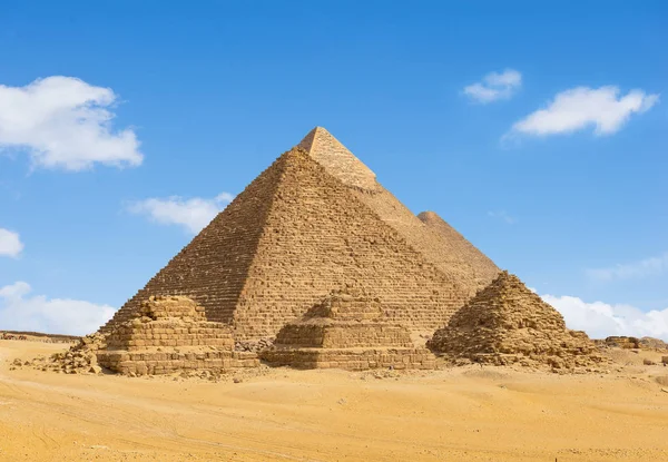 吉萨沙漠中的埃及金字塔排成一排 — 图库照片