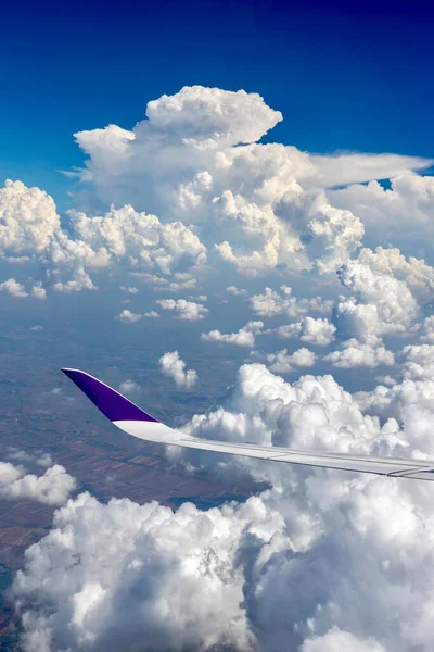 Vista Desde Ventana Del Avión Ala Sobre Nube Blanca Cielo —  Fotos de Stock