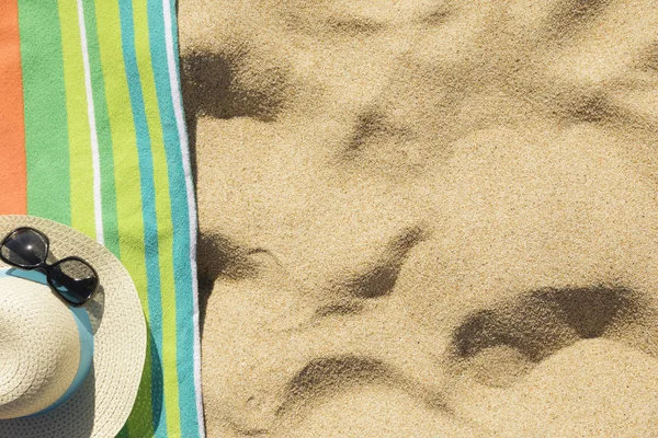 Πετσέτα Παραλίας Καπέλο Γυαλιά Ηλίου Και Σαγιονάρες Στην Άμμο — Φωτογραφία Αρχείου