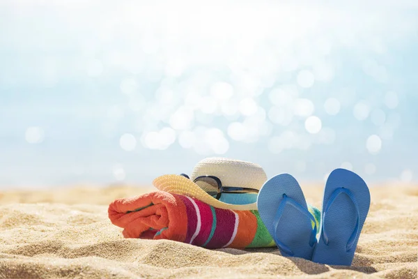 Plážové Doplňky Slamák Žabky Ručník Slunné Tropické Pláži Letní Prázdniny — Stock fotografie