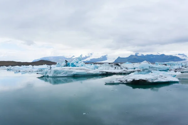 アイスランドのジョクルサロン氷河湖 氷山が水面に浮かんでいます アイスランドの風景 — ストック写真