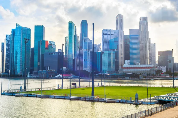 Singapore Bewölkte Skyline Mit Schwimmender Stadionplattform Der Marina Bay Bei — Stockfoto