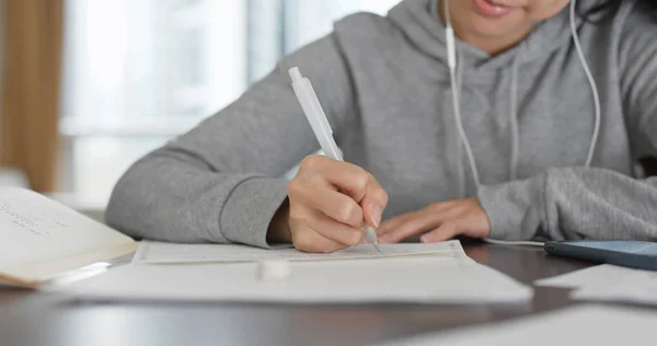 Frauenstudie Auf Zettel Mit Handy Hause — Stockfoto