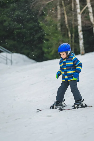 Kleine Jongen Skiën Zonder Hulp Voor Eerste Keer — Stockfoto