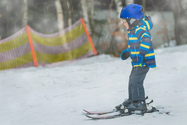 Kleine Jongen Skiën Zonder Hulp Voor Eerste Keer — Stockfoto