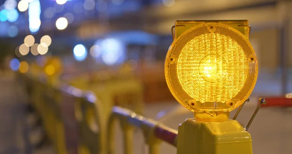 Geceleri Sokakta Sarı Uyarı Işığı — Stok fotoğraf