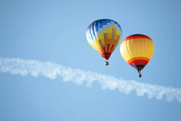 Πολύχρωμα Μπαλόνια Θερμού Αέρα Στο Γαλάζιο Του Ουρανού — Φωτογραφία Αρχείου