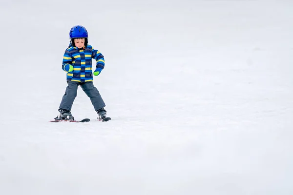 Petit Garçon Skiant Seul Pour Première Fois — Photo