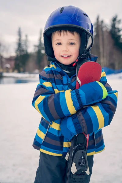 Vinterporträtt Söt Liten Vit Pojke Med Skidhjälm Och Skidor — Stockfoto