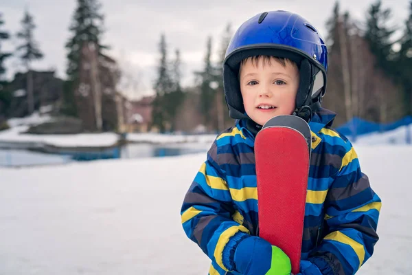 Vinterporträtt Söt Liten Vit Pojke Med Skidhjälm Och Skidor — Stockfoto