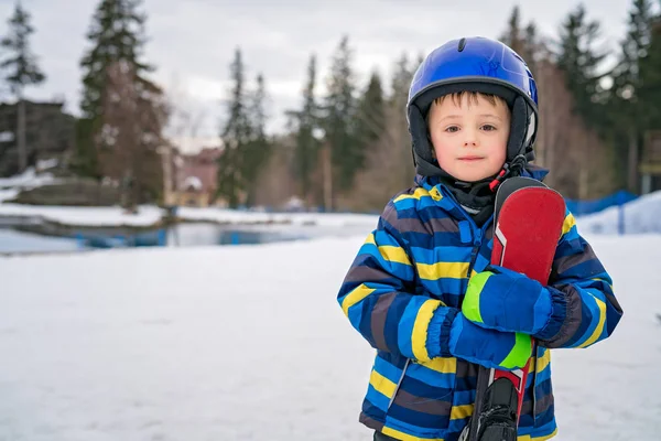 Portrait Hiver Mignon Petit Garçon Caucasien Portant Casque Ski Tenant — Photo