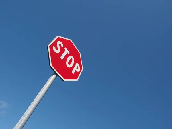 Uyarı Işaretleri Mavi Gökyüzü Üzerinde Trafik Işareti Durdurmak — Stok fotoğraf