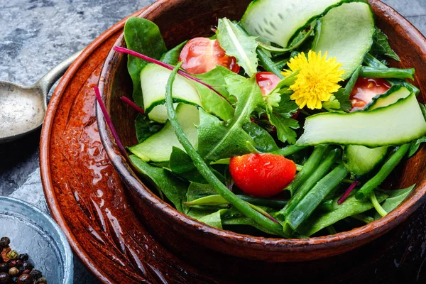 Gesunder Gemüsesalat Mit Frischen Tomaten Gurken Kräutern Und Salat Gesunde — Stockfoto