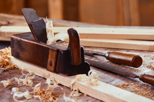 Plano Madera Época Tablón Madera Rodeado Virutas Para Suavizar Superficie —  Fotos de Stock