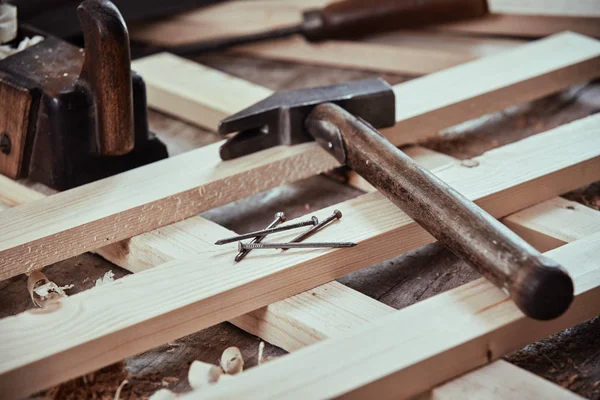 Alte Hammer Und Nägel Auf Frisch Gehobelten Brettern Auf Einer — Stockfoto