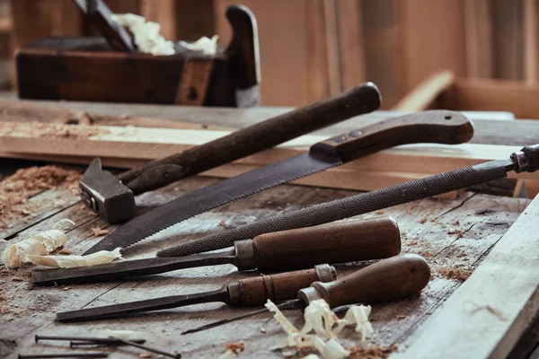 Choix Outils Anciens Sur Banc Travail Bois Avec Ciseaux Râpe — Photo