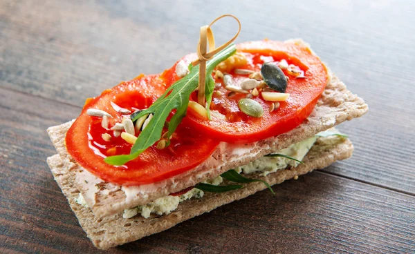 Leckere Knäckebrot Mit Tomaten Salat Und Käse — Stockfoto