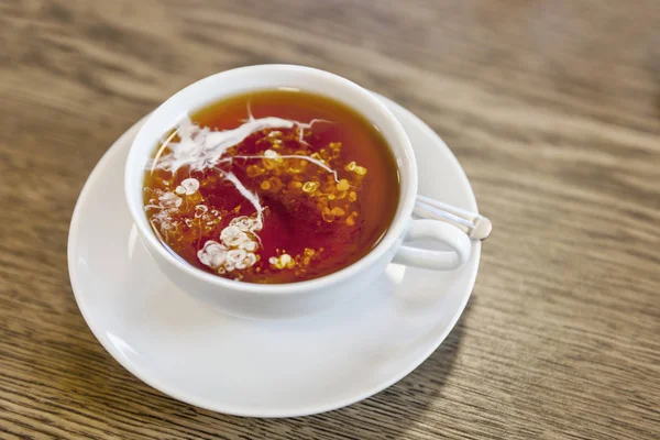 Großaufnahme Eines Holztisches Mit Einer Weißen Teetasse Und Frisch Gegossener — Stockfoto