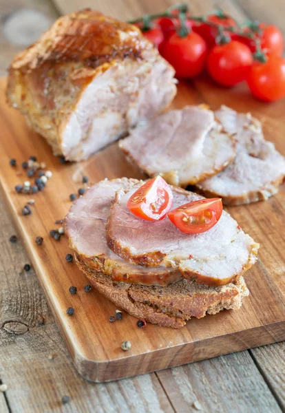 Porchetta Ile Sandviç Ahşap Tahta Üzerinde Talyan Kavrulmuş Domuz Eti — Stok fotoğraf