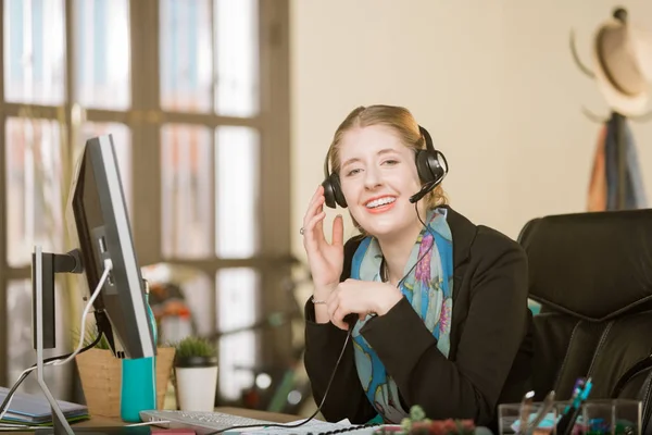 Young Professional Woman Braces Headset Call — Stock Photo, Image