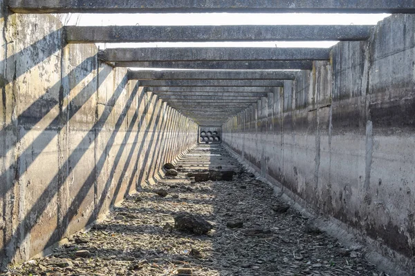 运河灌溉系统稻田 灌溉渠的混凝土隧道 灌溉人工混凝土通道内视图 — 图库照片