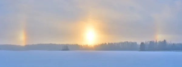 Heller Heiligenschein Vom Sonnenaufgang Und Schneenebel — Stockfoto