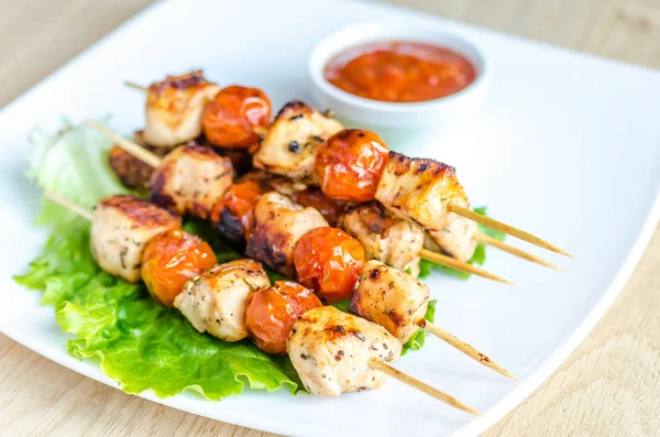 Brochettes Poulet Grillées Aux Tomates Cerises — Photo