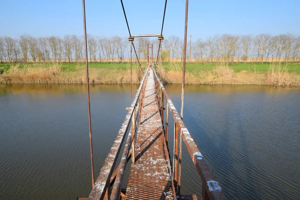Stahlbrücke Und Gasleitung Durch Den Bewässerungskanal — Stockfoto
