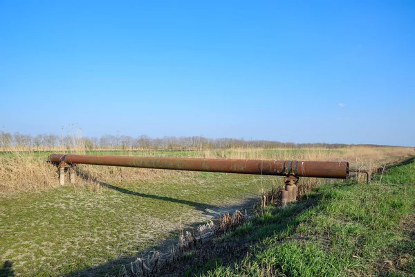 Jalur Pipa Gas Melalui Saluran Irigasi Pipa Baja Pelindung — Stok Foto