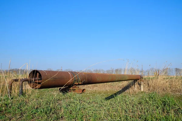 Jalur Pipa Gas Melalui Saluran Irigasi Pipa Baja Pelindung — Stok Foto
