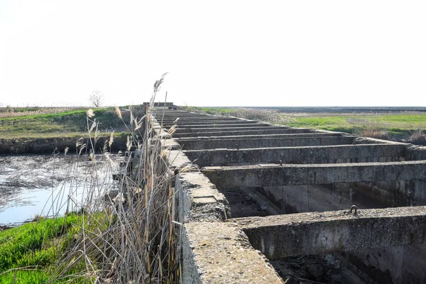 運河灌漑システム水田 灌漑用コンクリートトンネル — ストック写真