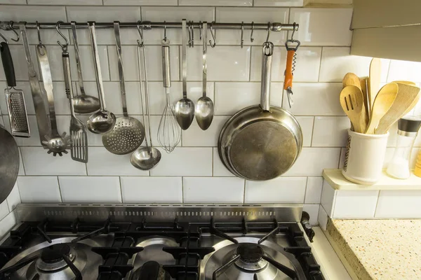 Naczynia Kuchenne Wiszące Przytulnej Kuchni Vintage Nad Piekarnikiem Stare Wnętrze — Zdjęcie stockowe