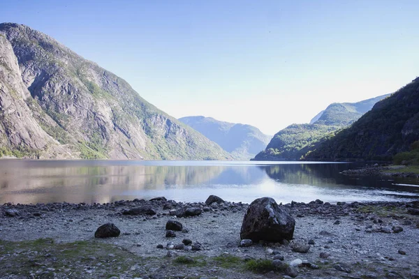 Piękny Krajobraz Wysokimi Kamieniami Rzeka Góry Spokojne Jezioro Godzinach Porannych — Zdjęcie stockowe