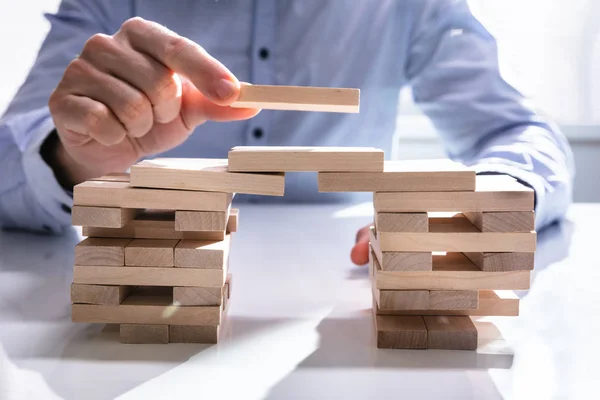 Foto Conceptual Del Empresario Que Construye Puente Para Conectar Dos — Foto de Stock