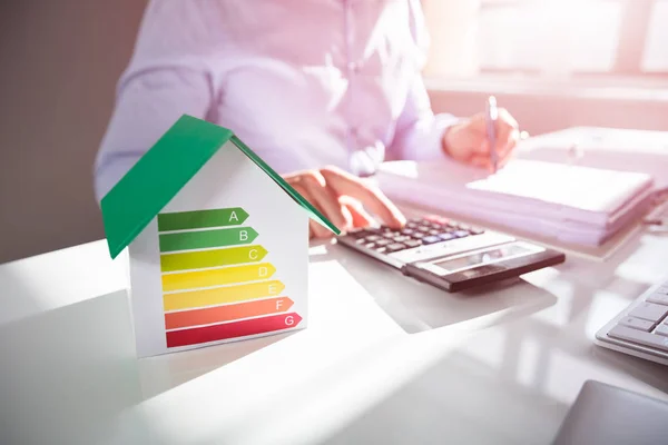 Biznesmen Obliczanie Kosztu Energooszczędnego Domu — Zdjęcie stockowe