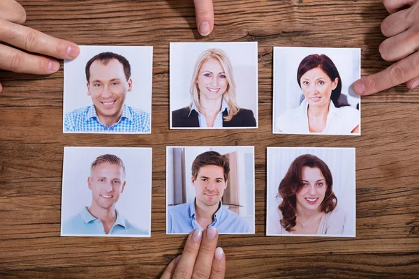 Uma Vista Elevada Dos Empresários Que Escolhem Fotografia Candidato Mesa — Fotografia de Stock