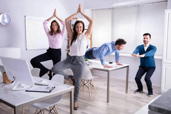 Jeunes Gens Affaires Souriants Faisant Yoga Bureau — Photo