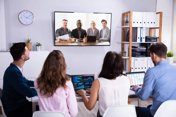 Vista Trasera Los Empresarios Que Asisten Reunión Videoconferencia Oficina —  Fotos de Stock